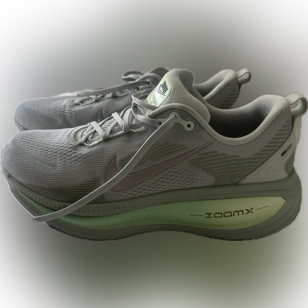 Nike Men’s Vomero 18 Running Shoe Size 11.5